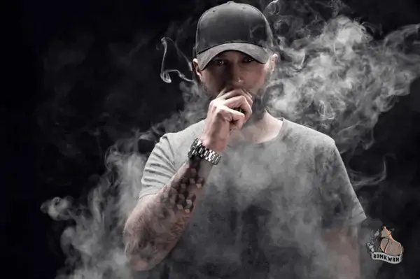 ผู้ชายสูบบุหรี่ไฟฟ้า ร้านรมควัน